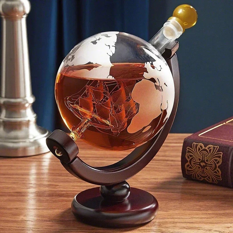 Decanter Globe Set - クリエイティブな地球の長椅子セット、鉛フリーのカラフ、絶妙な木製スタンド、2つのアルコールメガネ、1l